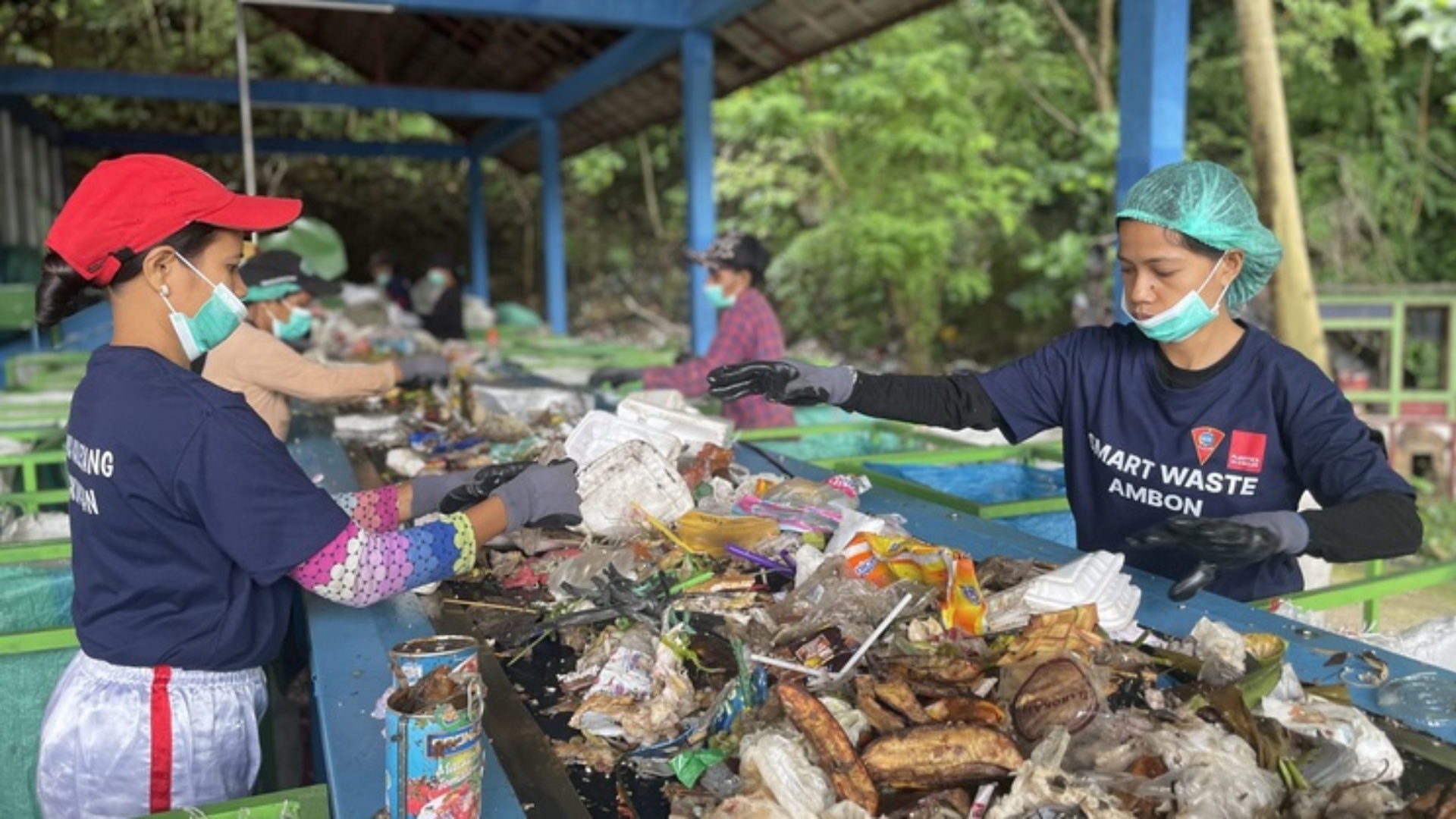 Workers integrating informal collection at a RECO site