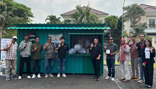 Team at a Plastic Recovery Point facility